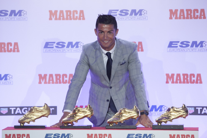 FOOTBALL : Cristiano Ronaldo recoit le Prix Golden Boot - Madrid - 13/10/2015