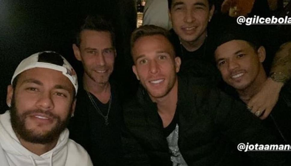 En soirée du côté de Barcelone samedi soir, Neymar Jr (PSG) s'est affiché aux bras du mannequin Noa Saez.